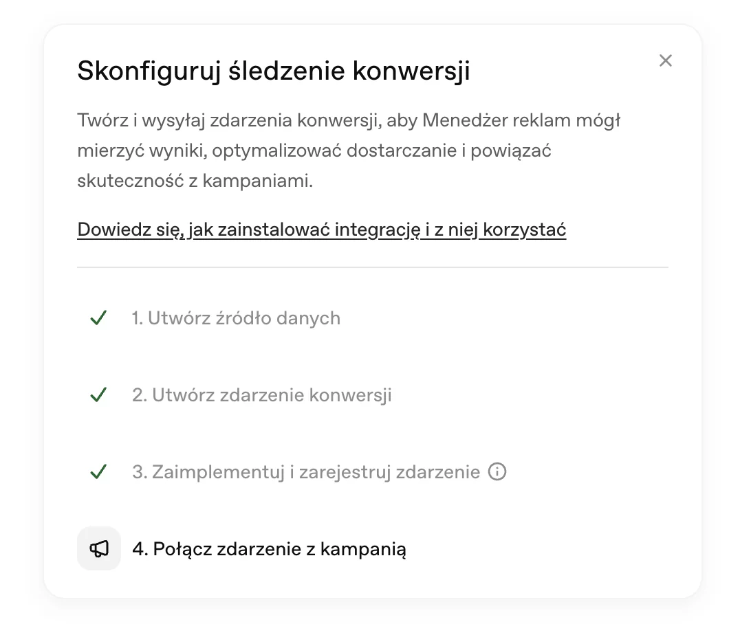 Karta „Skonfiguruj śledzenie konwersji” w Menedżerze reklam OpenAI z czterema krokami: trzy pierwsze odhaczone zielonym znacznikiem, czwarty „Połącz zdarzenie z kampanią” pozostaje nieukończony