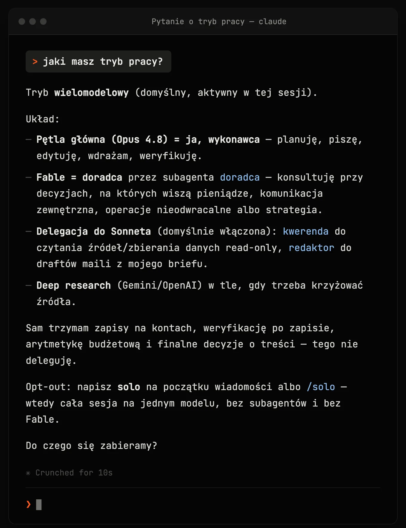 Terminal z pytaniem „jaki masz tryb pracy?” i odpowiedzią modelu: tryb wielomodelowy, Opus 4.8 jako wykonawca, Fable jako doradca przez subagenta, delegacja kwerend i draftów do Sonneta, lista rzeczy niedelegowanych i opt-out /solo