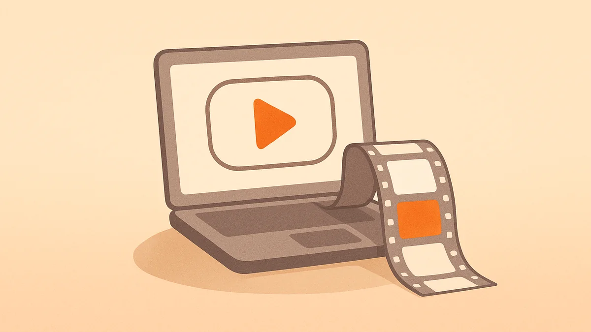 Otwarty laptop z odtwarzaczem wideo i taśmą filmową, jedna klatka pomarańczowa